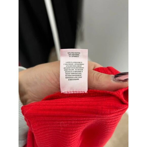 NWT Leith Red Ribbed Knit V-Neck Short Sleeve Cropped Top Size Medium Women’s - Picture 5 of 5